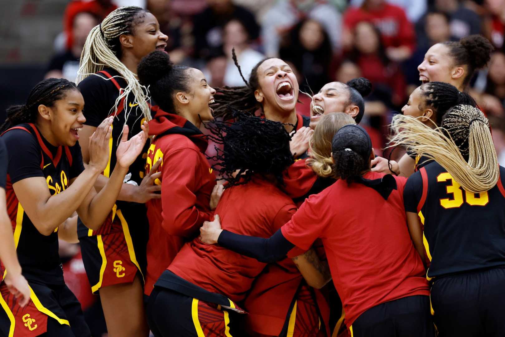 Usc Trojans Women's Basketball Team Celebrating