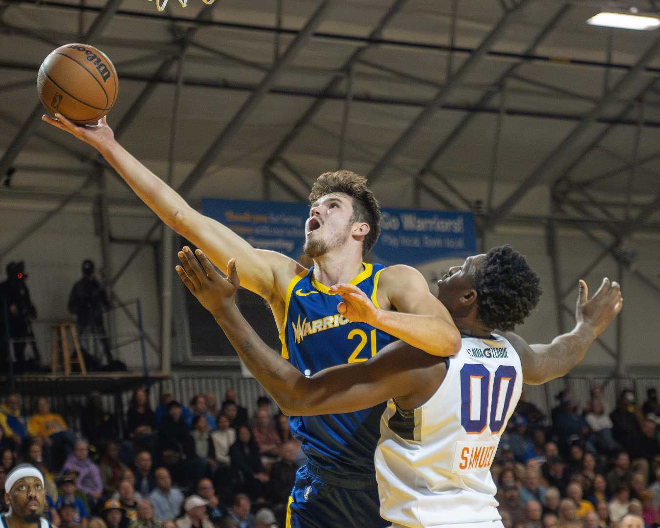 Warriors Basketball Quinten Post Action Shot