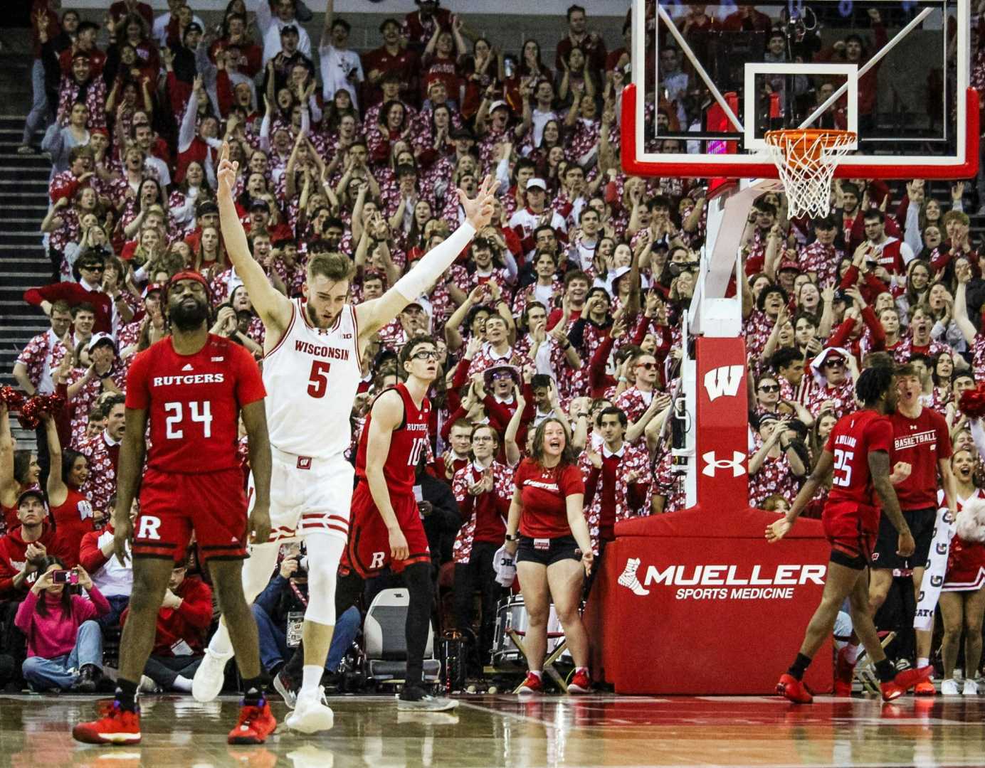 Wisconsin Badgers Basketball Team In Action