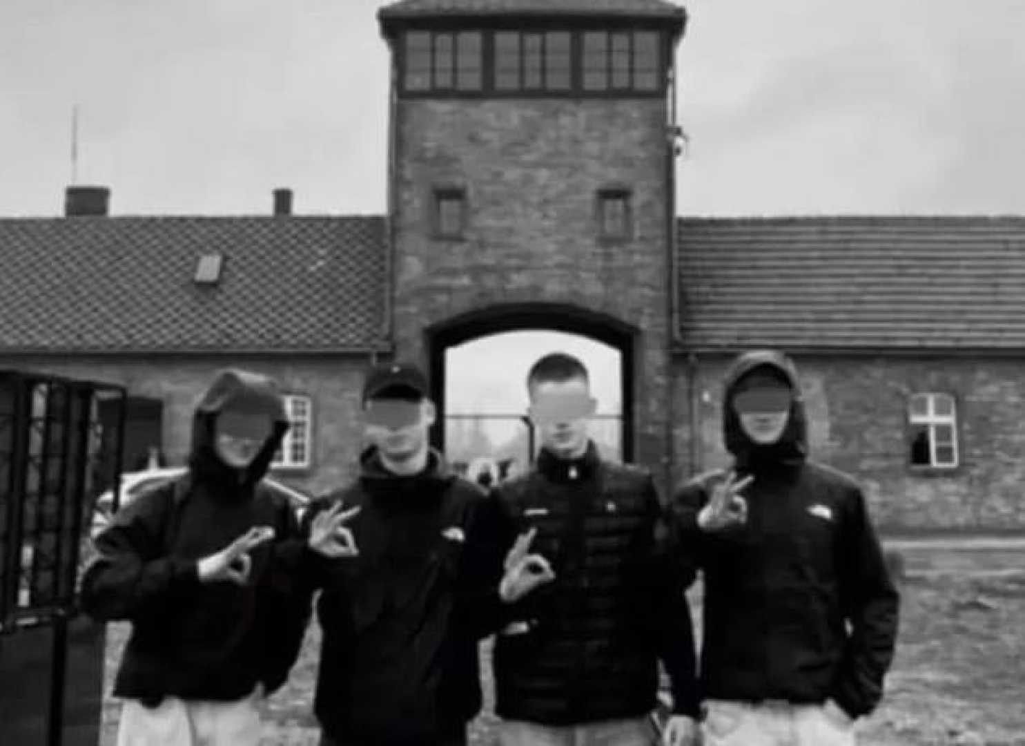 Students Neo Nazi Gesture Auschwitz Bergen Belsen