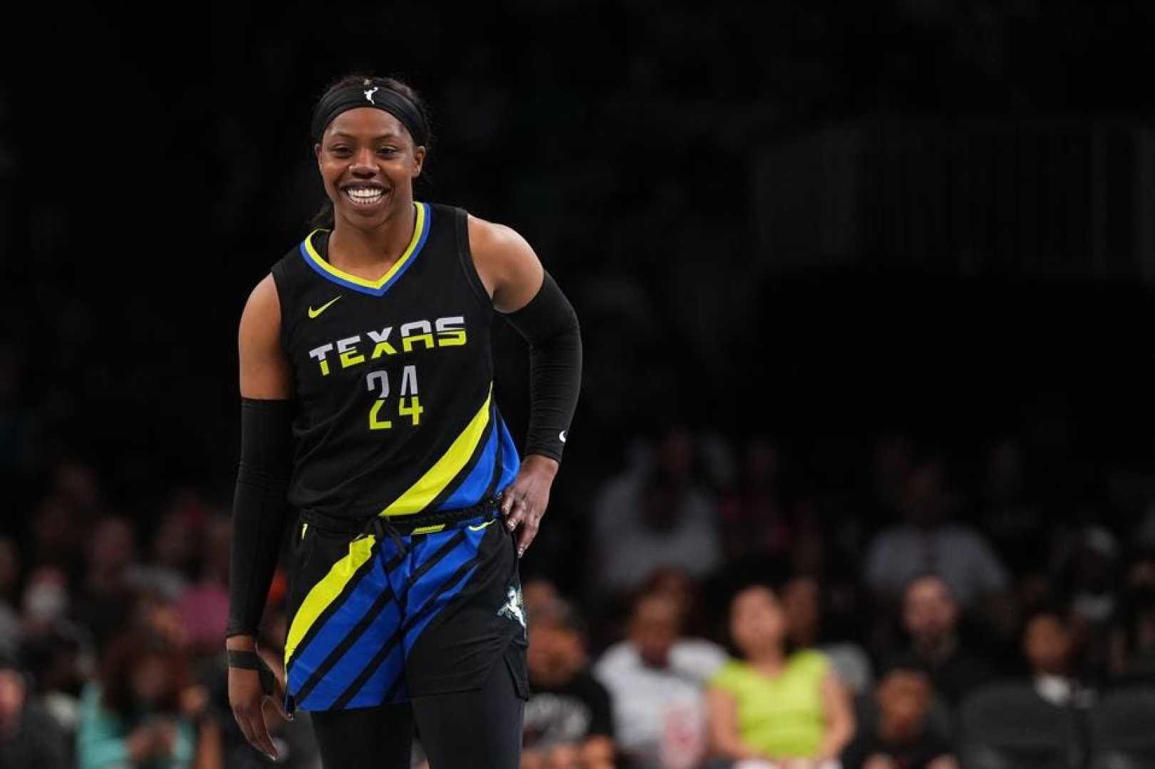 Arike Ogunbowale Dallas Wings Basketball