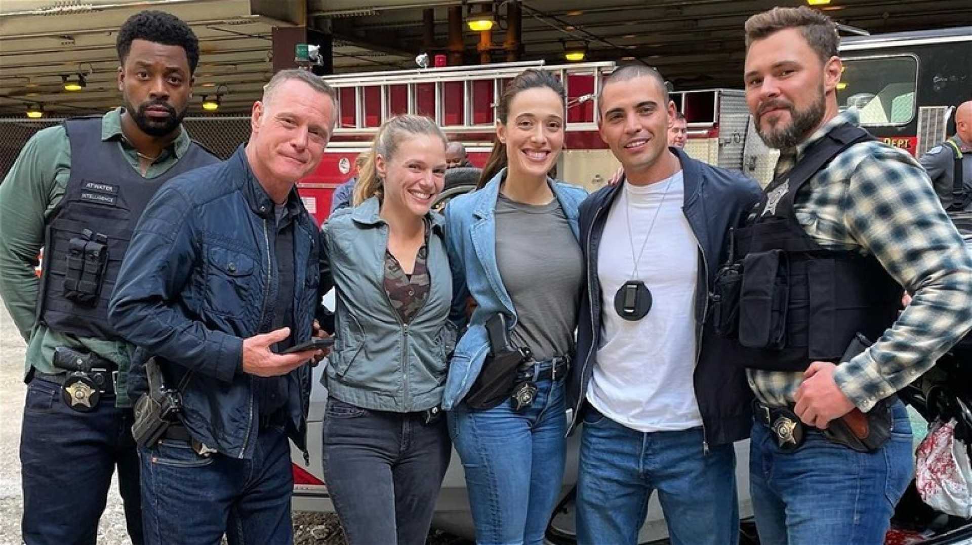 Chicago P.d. Cast On Set