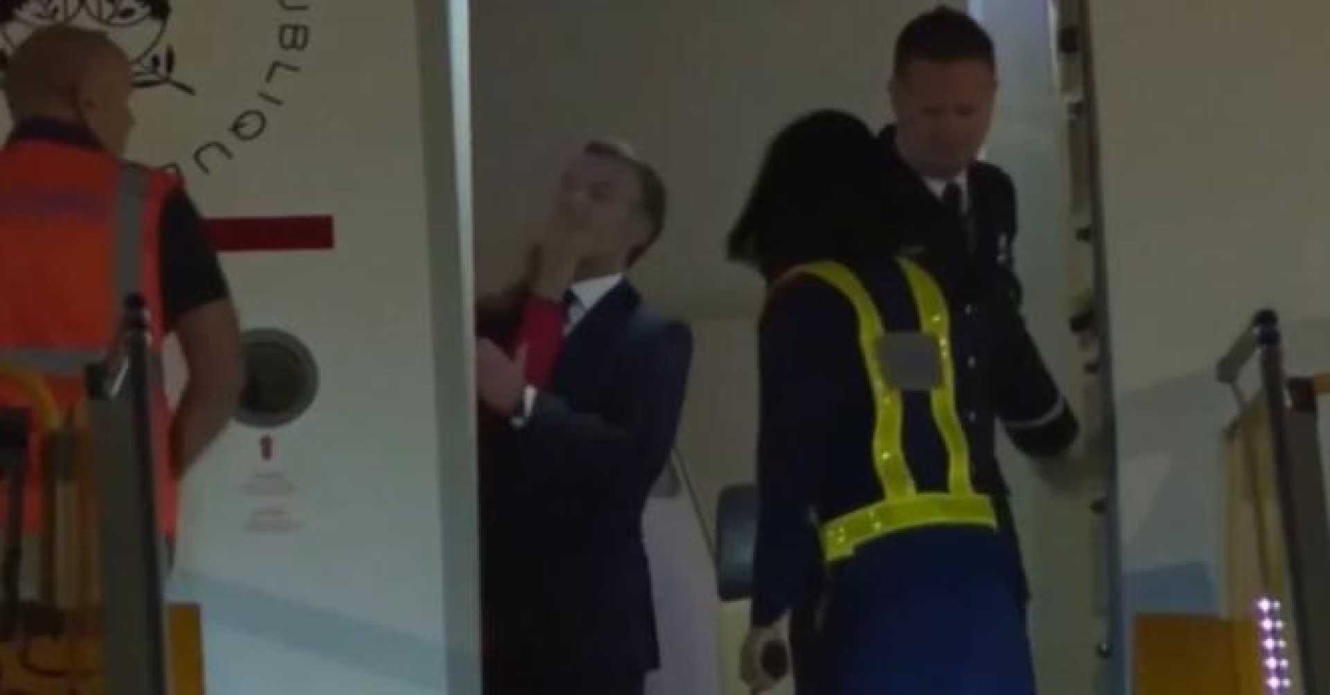 Emmanuel Macron Hanoï Airport