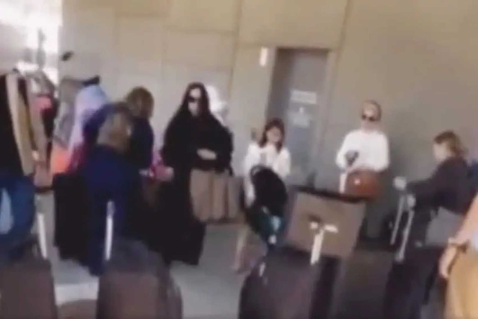 Guzmán Family Crossing Border