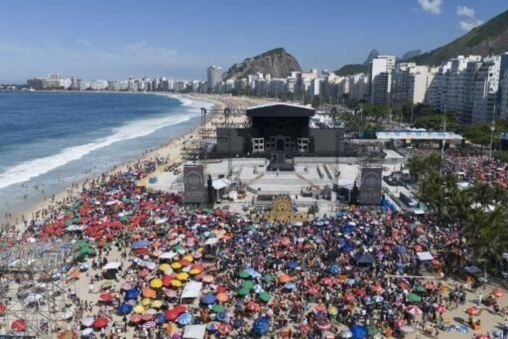 Lady Gaga Copacabana Beach Concert Crowd