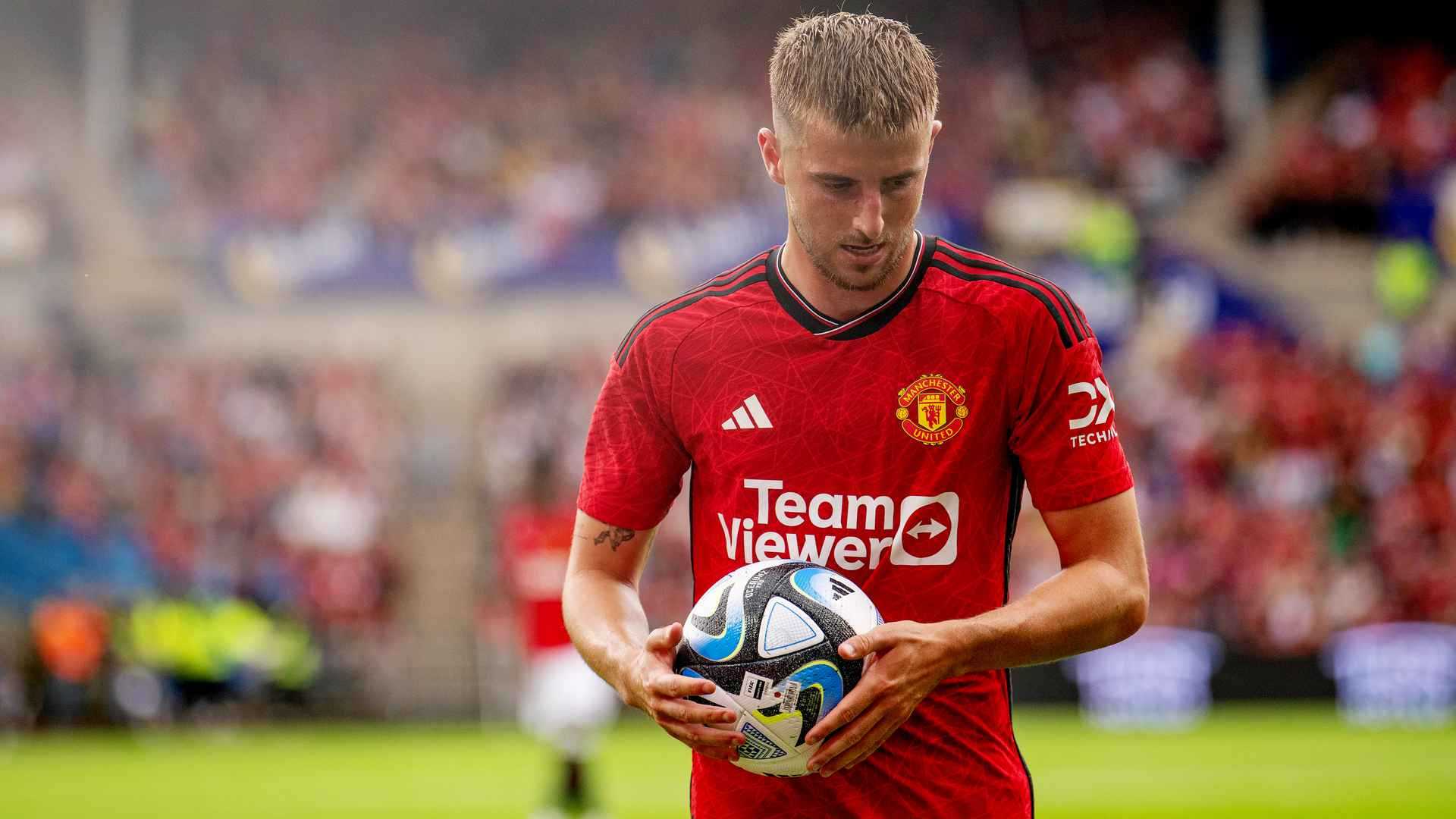 Mason Mount Manchester United Action Shot
