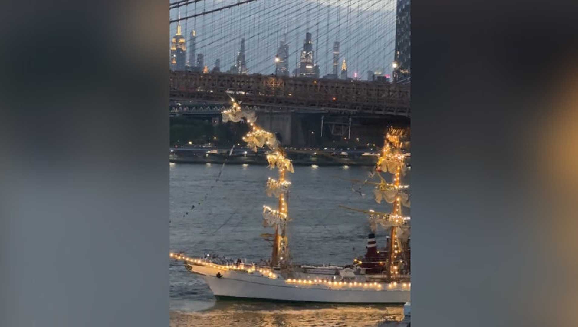 Mexican Navy Ship Brooklyn Bridge Incident