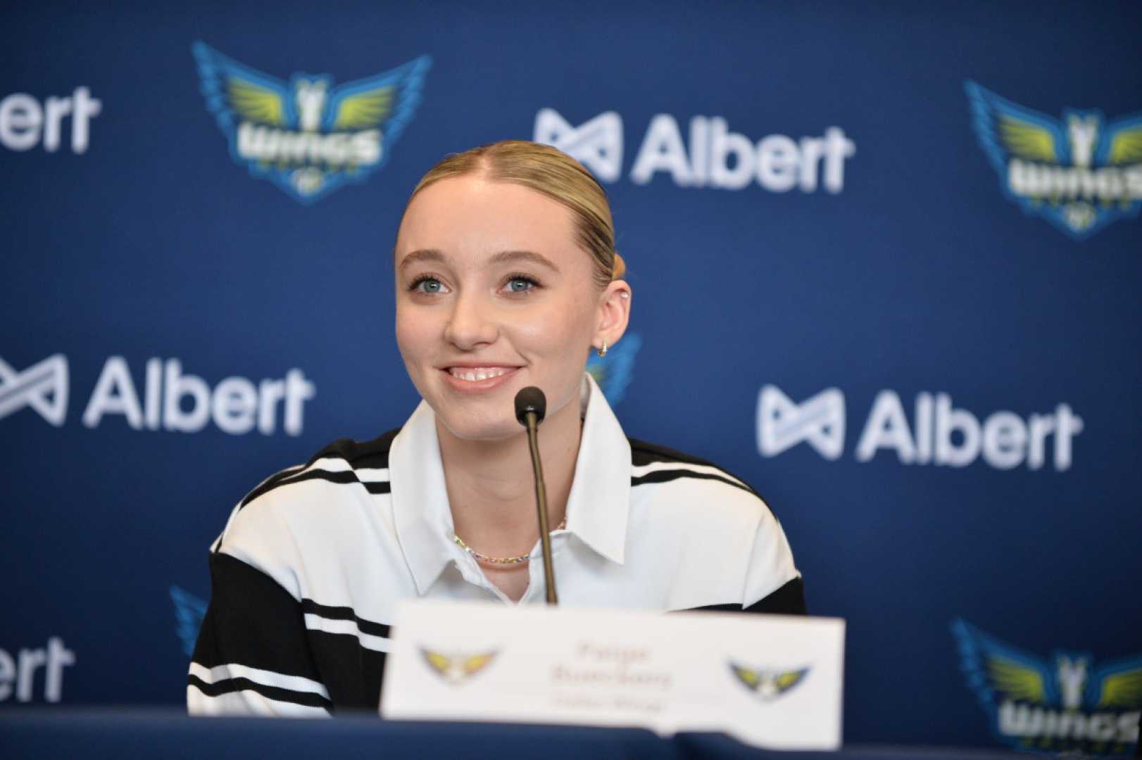 Paige Bueckers Wnba Training Camp Team Meeting