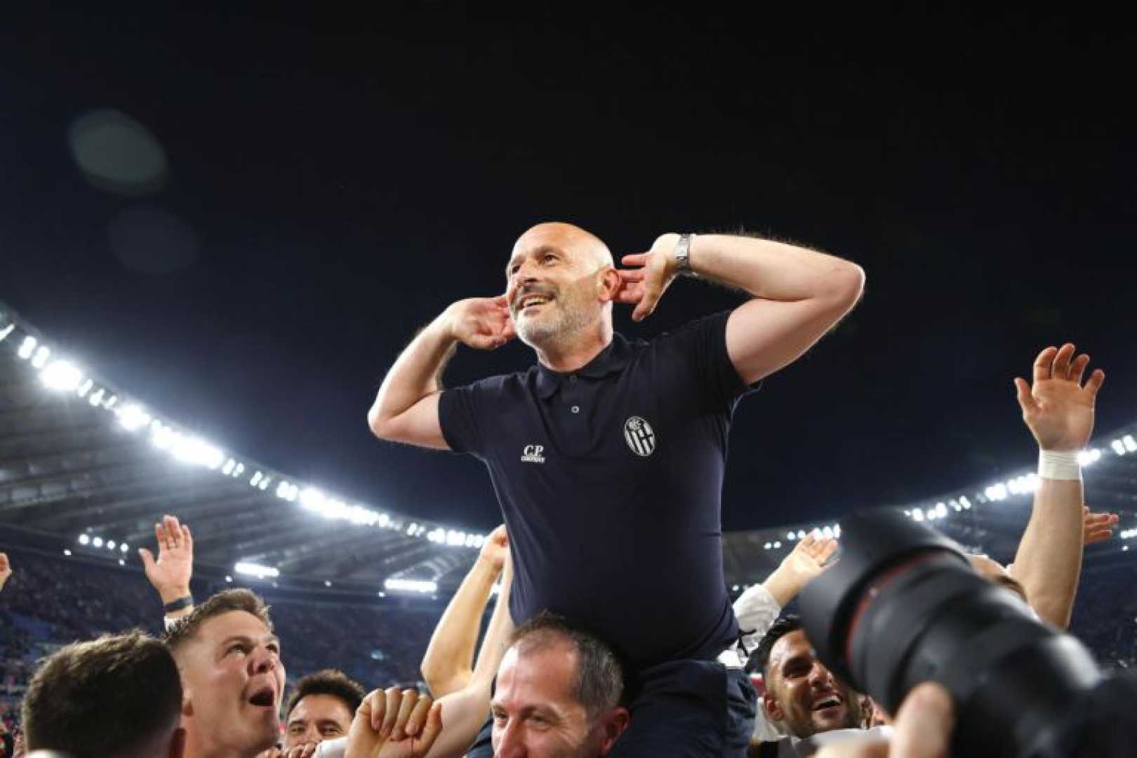 Vincenzo Italiano Bologna Coach Celebration