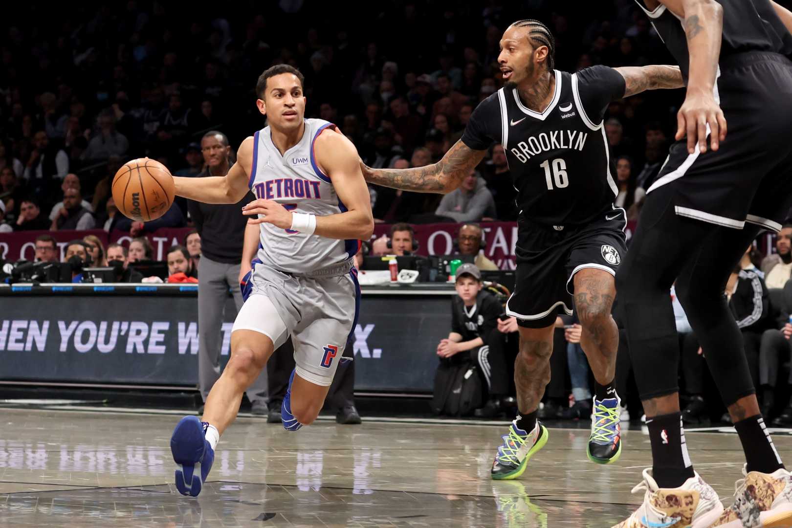 Brooklyn Nets Jersey No. 16 Player