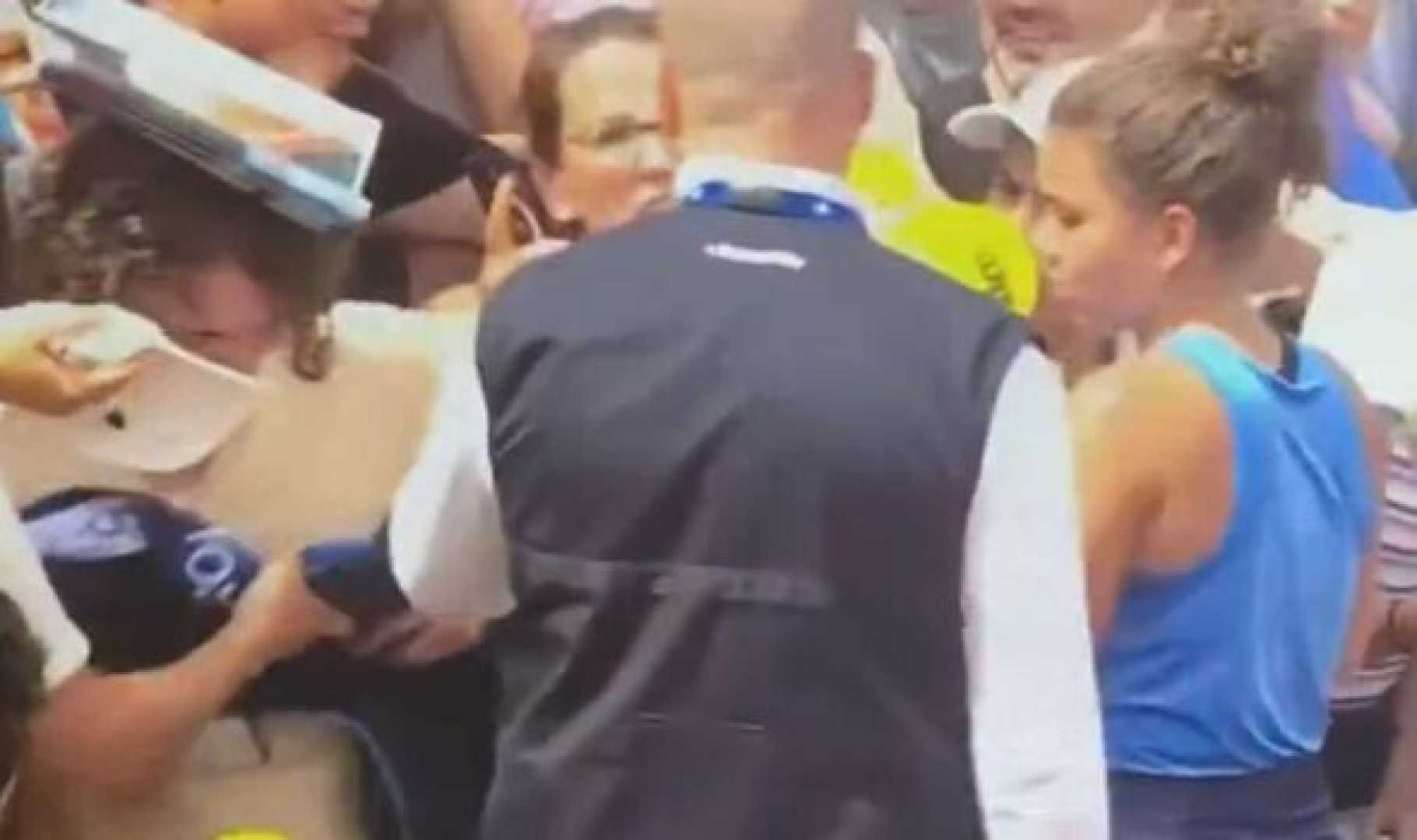 Jasmine Paolini Towel Crowd Fight Tennis