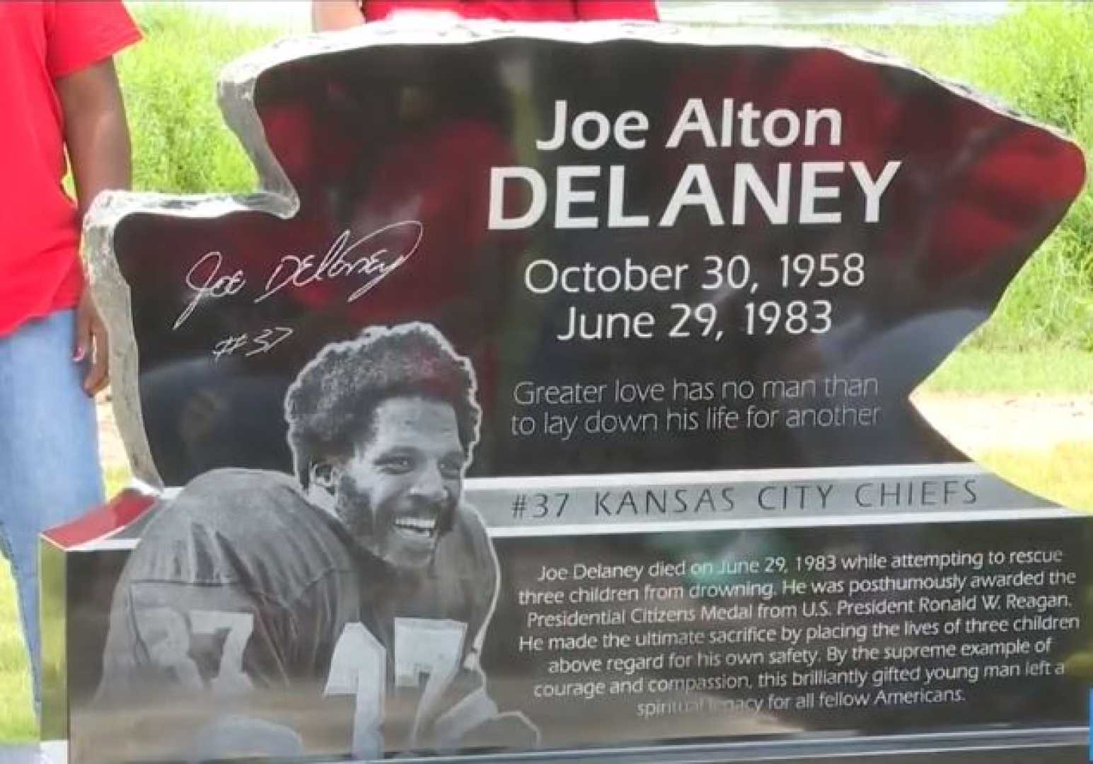 Joe Delaney Nfl Hero Swimming Rescue