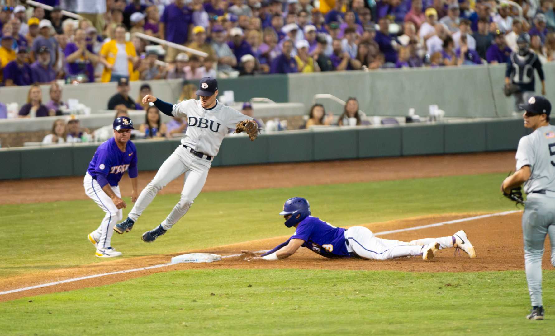 Lsu Baseball Win Against Dallas Baptist