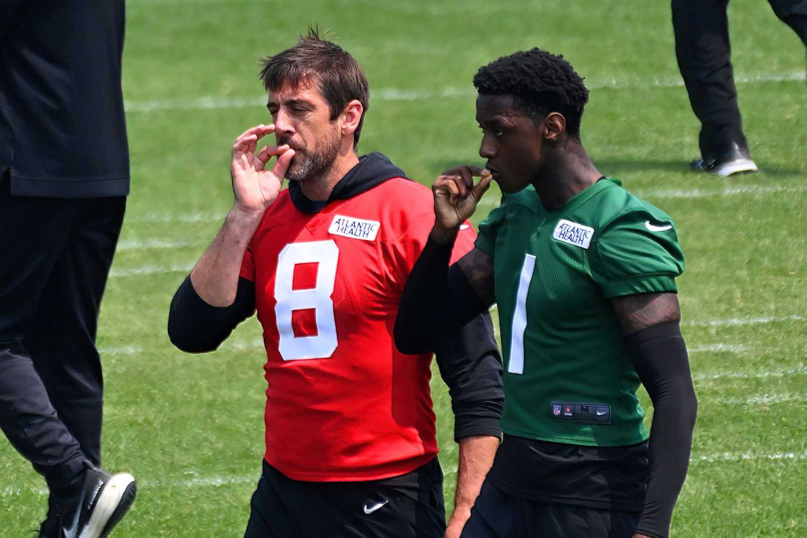 Aaron Rodgers Sauce Gardner Handshake