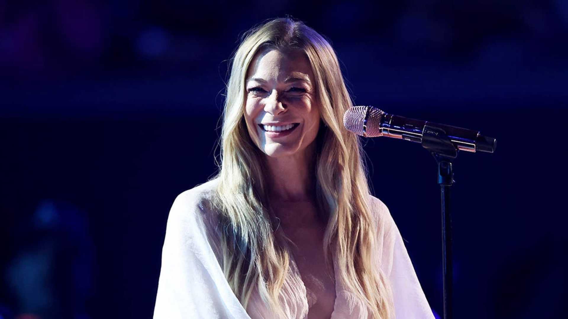 Leann Rimes Concert Mishap