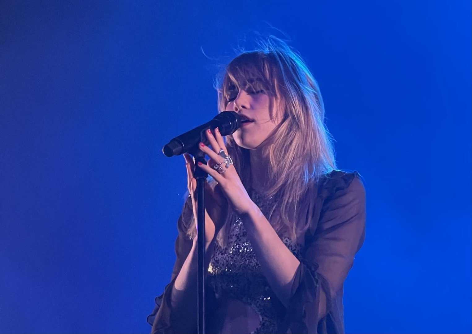 Suki Waterhouse Concert Performance