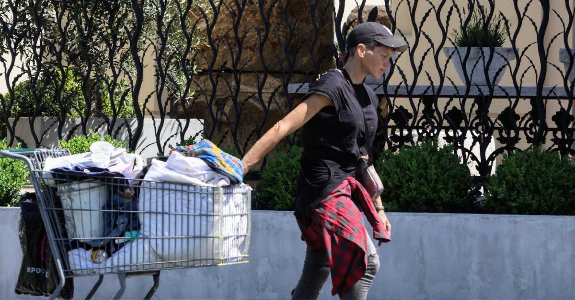 Former Model Loni Willison Spotted Searching Through Dumpsters in
