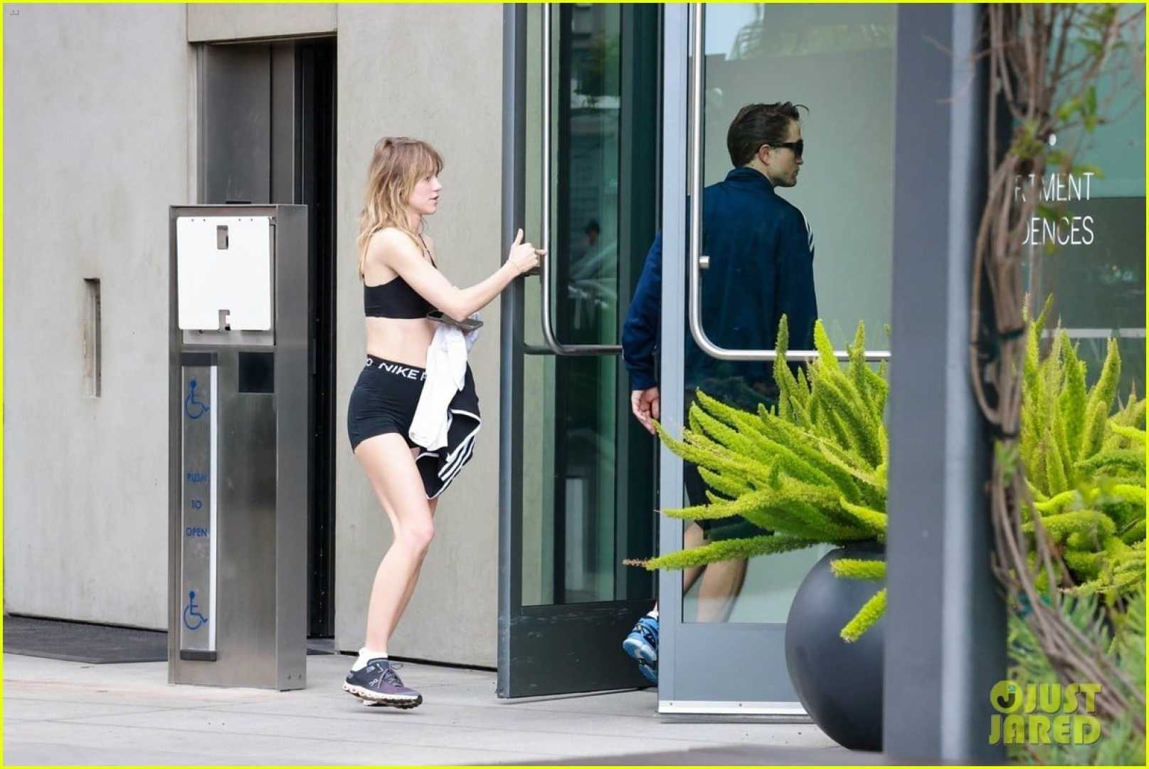 Suki Waterhouse Robert Pattinson Gym Concert