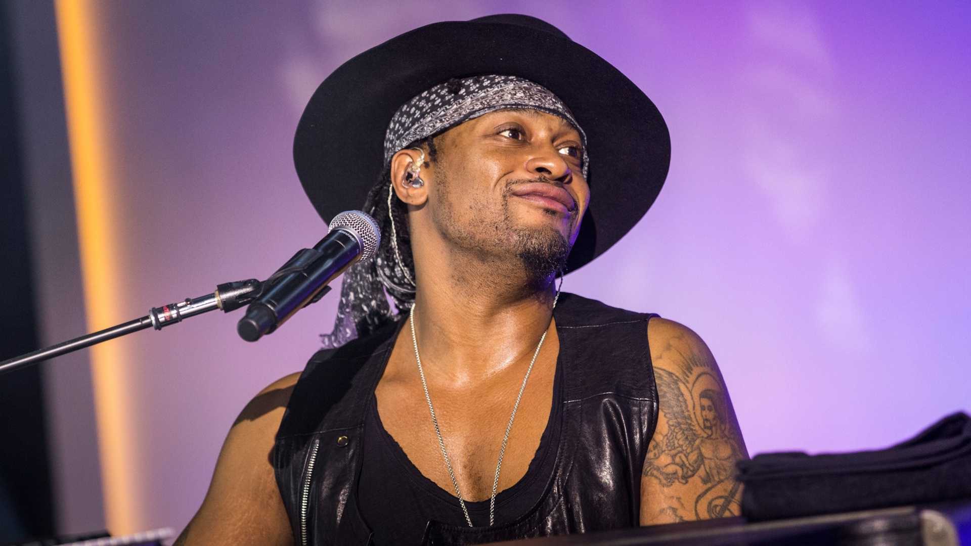 D'angelo Singer Tribute