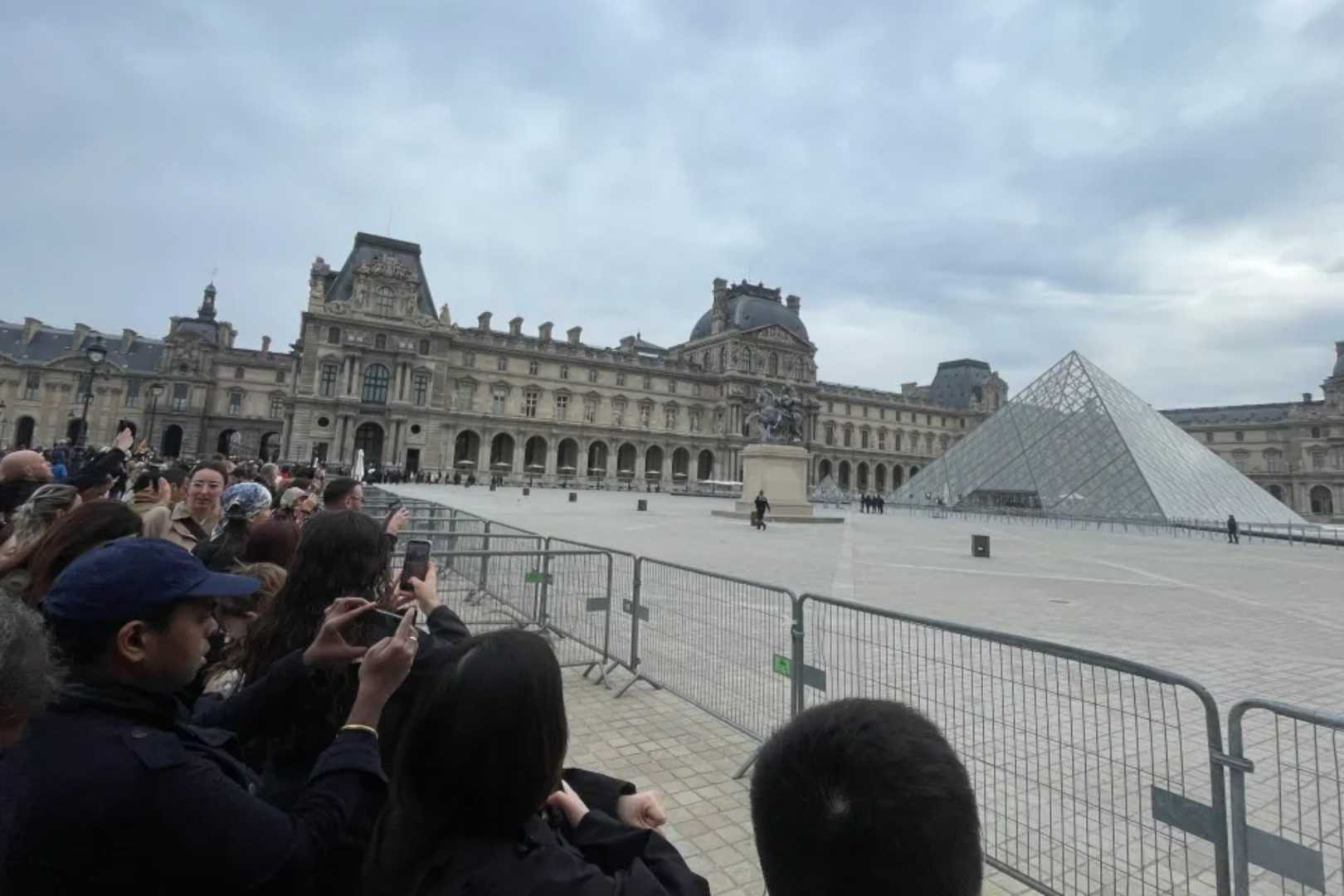 Louvre Museum Robbery Paris News
