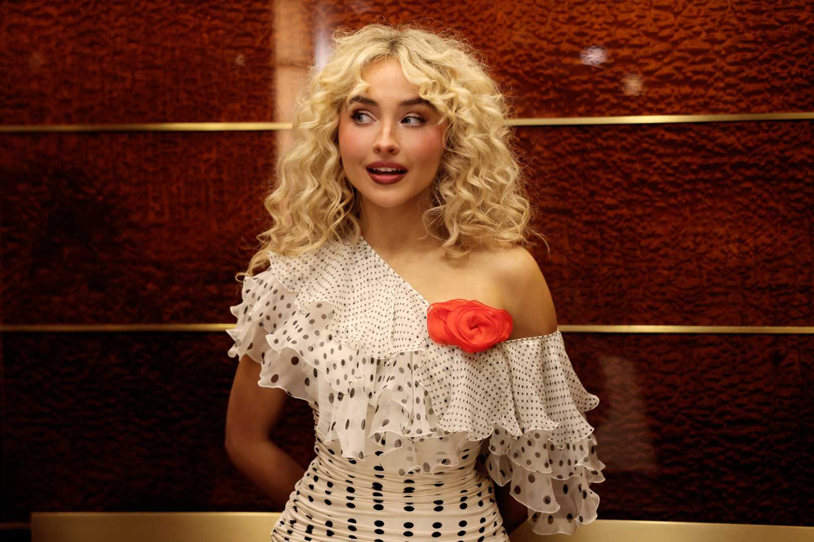 Sabrina Carpenter Snl Hosting Musical Guest