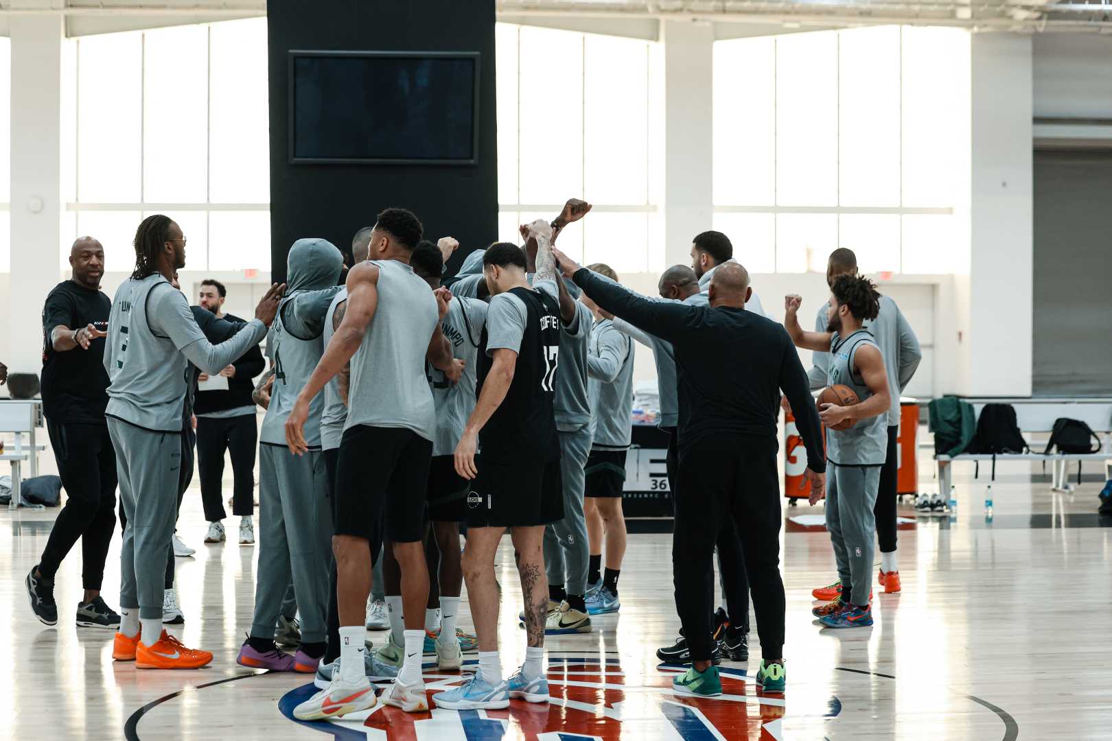 Milwaukee Bucks New York Knicks Nba Cup